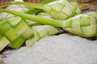Ketupat kaplaması ve bambu kabında pirinç. Malezya bayram festivalinde geleneksel malay lezzeti