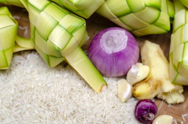 Ketupat kaplaması ve bambu kabında pirinç. Malezya bayram festivalinde geleneksel malay lezzeti