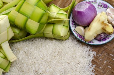 Ketupat kaplaması ve bambu kabında pirinç. Malezya bayram festivalinde geleneksel malay lezzeti