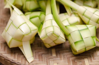 Ketupat kaplaması ve bambu kabında pirinç. Malezya bayram festivalinde geleneksel malay lezzeti