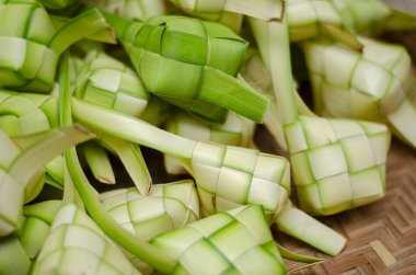 Ketupat kaplaması ve bambu kabında pirinç. Malezya bayram festivalinde geleneksel malay lezzeti