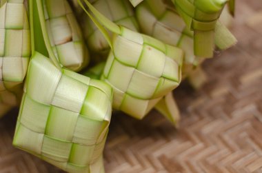 Ketupat kaplaması ve bambu kabında pirinç. Malezya bayram festivalinde geleneksel malay lezzeti
