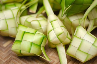 Ketupat kaplaması ve bambu kabında pirinç. Malezya bayram festivalinde geleneksel malay lezzeti