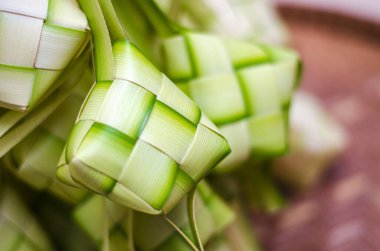 Ketupat kaplaması ve bambu kabında pirinç. Malezya bayram festivalinde geleneksel malay lezzeti