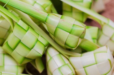 Ketupat kaplaması ve bambu kabında pirinç. Malezya bayram festivalinde geleneksel malay lezzeti