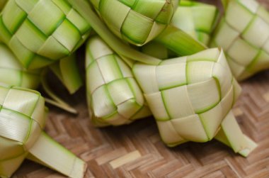 Ketupat kaplaması ve bambu kabında pirinç. Malezya bayram festivalinde geleneksel malay lezzeti