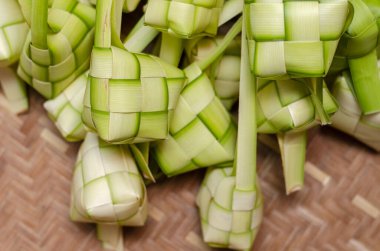 Ketupat kaplaması ve bambu kabında pirinç. Malezya bayram festivalinde geleneksel malay lezzeti