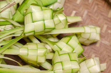 Ketupat kaplaması ve bambu kabında pirinç. Malezya bayram festivalinde geleneksel malay lezzeti