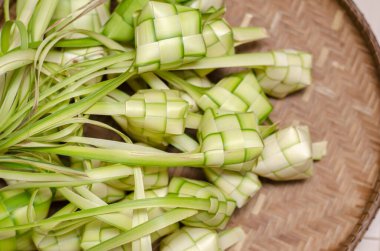 Ketupat kaplaması ve bambu kabında pirinç. Malezya bayram festivalinde geleneksel malay lezzeti