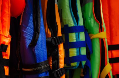 Malezya, Pangkor Adası 'ndaki sığınağın altında asılı can yeleği ya da can yeleği yakın çekim grubu.