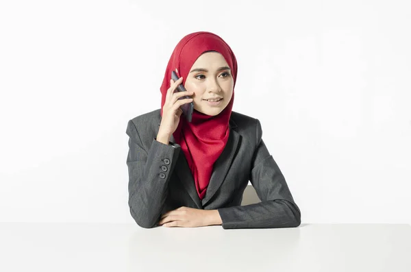 Concetto Comunicazione Giovane Donna Con Hijab Seduta Iniziare Chiamare Suoi — Foto Stock