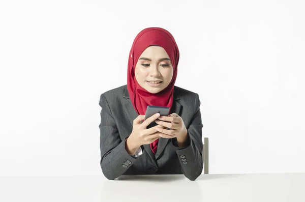Concepto Comunicación Mujer Joven Con Hijab Sentado Enviando Mensajes Texto —  Fotos de Stock