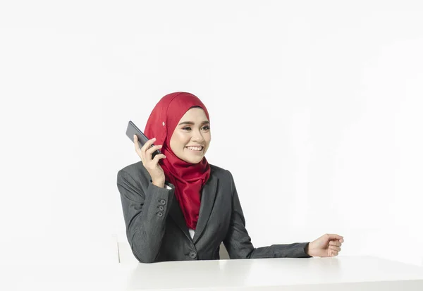 Kommunikation Koncept Ung Kvinna Med Hijab Sitter Och Börja Ringa — Stockfoto