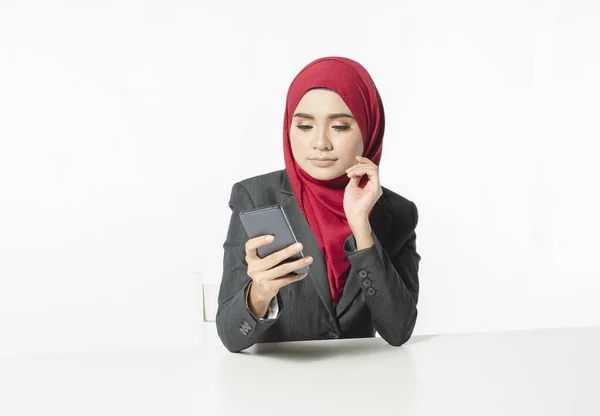 Concepto Comunicación Mujer Joven Con Hijab Sentado Enviando Mensajes Texto —  Fotos de Stock