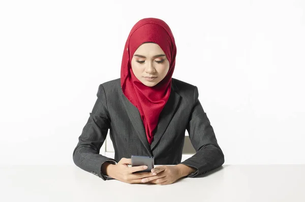 Concept Communication Jeune Femme Avec Hijab Assis Textos Ses Amis — Photo