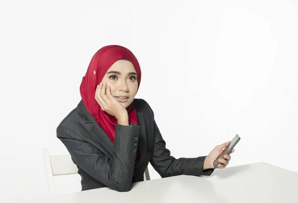 Kommunikation Koncept Ung Kvinna Med Hijab Sitter Och Sms Sina — Stockfoto