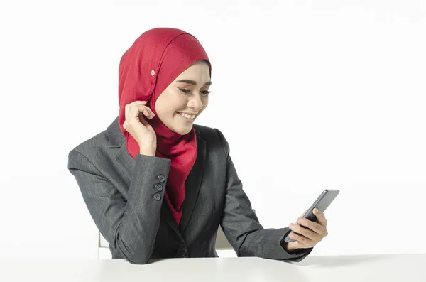 Concepto Comunicación Mujer Joven Con Hijab Sentado Con Cara Sonrisa —  Fotos de Stock