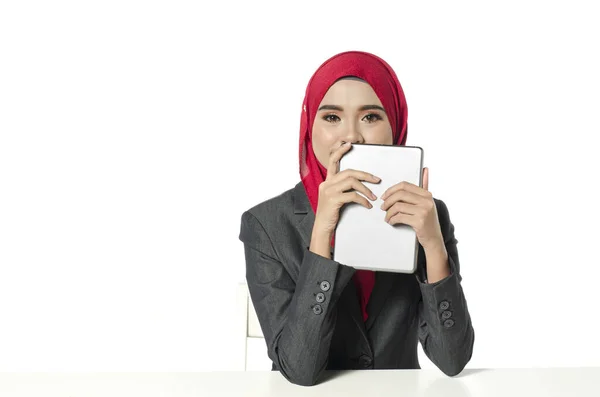 Koncepcja Komunikacji Młoda Kobieta Hidżabem Siedząca Przy Tablecie Białym Tle — Zdjęcie stockowe