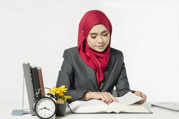 Jóvenes Empresarias Estudiantes Hijab Sentados Leer Libro Sobre Fondo Blanco —  Fotos de Stock