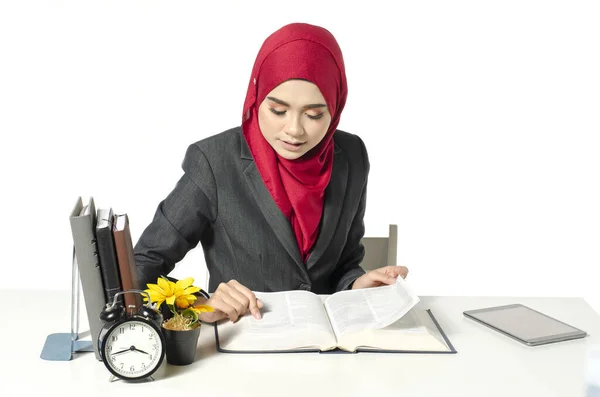 Молодые Предпринимательницы Студентки Хиджабе Сидят Читают Книгу Белом Фоне — стоковое фото