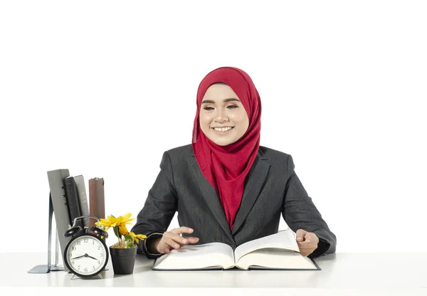 Jóvenes Empresarias Estudiantes Hijab Sentadas Lugar Trabajo Una Oficina Ligera —  Fotos de Stock