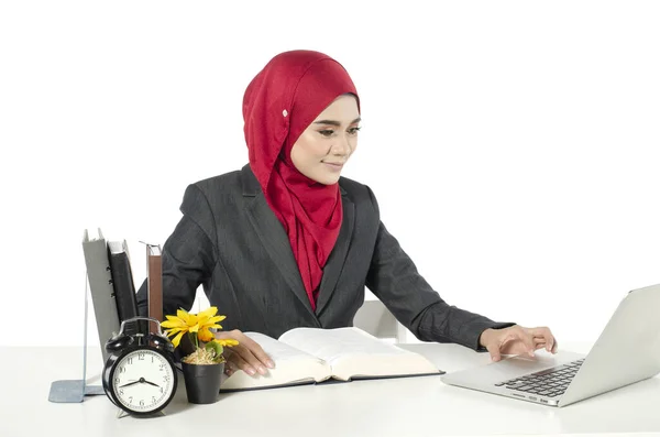 Jonge Zakenvrouwen Student Hijab Zitten Kijk Naar Haar Laptop Tegen — Stockfoto