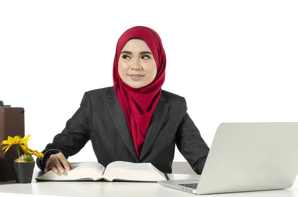 Jonge Zakenvrouwen Student Hijab Zitten Haar Werkplek Tegen Witte Achtergrond — Stockfoto
