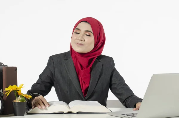 Jonge Zakenvrouwen Student Met Gesloten Ogen Zittend Haar Werkplek Tegen — Stockfoto