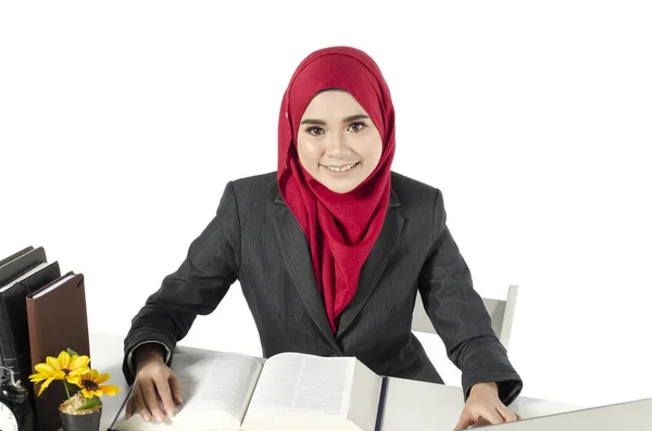 Jóvenes Empresarias Estudiantes Hijab Sentadas Lugar Trabajo Contra Fondo Blanco —  Fotos de Stock