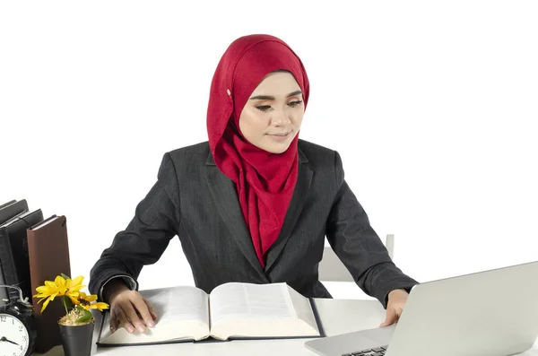 Jonge Zakenvrouwen Student Hijab Zitten Kijk Naar Haar Laptop Tegen — Stockfoto