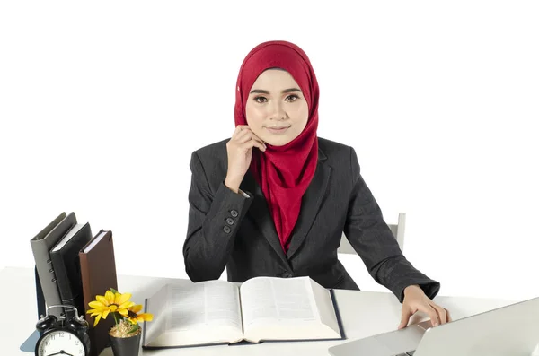 Jonge Zakenvrouwen Student Hijab Zitten Haar Werkplek Tegen Witte Achtergrond — Stockfoto