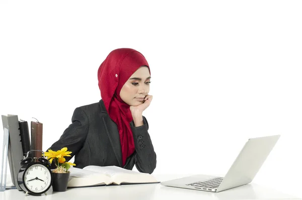 Молодые Деловые Женщины Студентки Хиджабе Сидят Смотрят Ноутбук Белом Фоне — стоковое фото