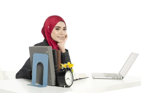 年轻的女商人或戴头巾的女学生坐在笔记本电脑前 在白底背景下看书 — 图库照片