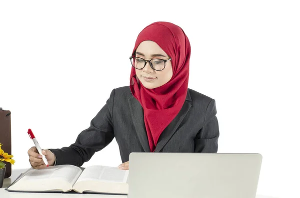 Sonríe Frente Jóvenes Empresarias Estudiantes Hijab Sentados Nota Algo Libro — Foto de Stock