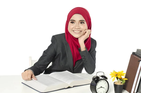 Jóvenes Empresarias Estudiantes Hijab Sentadas Lugar Trabajo Una Oficina Ligera —  Fotos de Stock