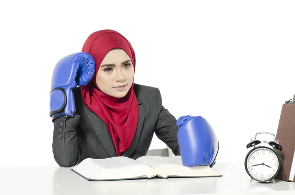 Concepto Desafío Empresarial Feliz Cara Joven Mujer Negocios Traje Con — Foto de Stock