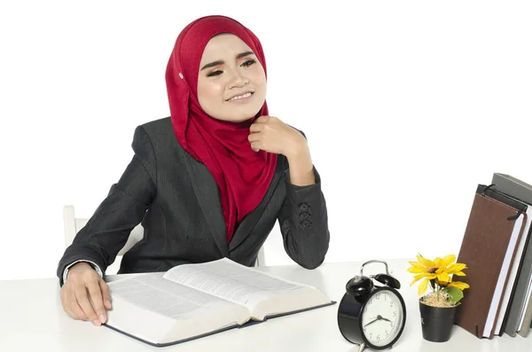 年轻的女商人或戴头巾的女学生坐在她的轻便办公室的工作场所 — 图库照片