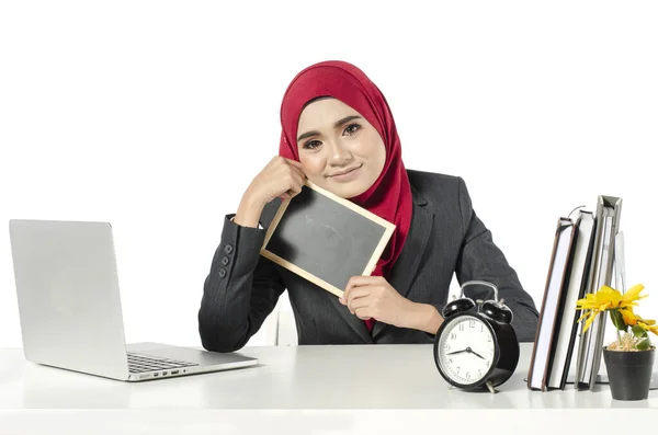 Glimlachen Aziatische Zakenvrouw Met Hijab Houden Zwart Boord Tegen Witte — Stockfoto