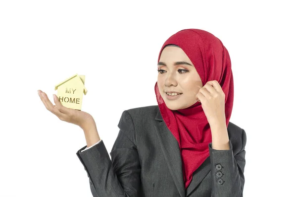 Mujer Joven Con Dinero Ahorros Hijab Para Nuevo Hogar Contra — Foto de Stock