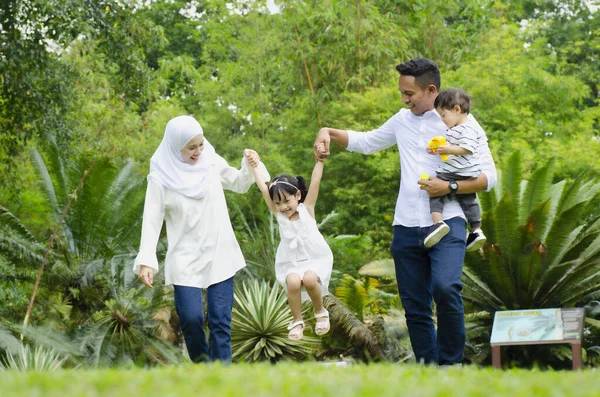 Gelukkige Familie Concept Jonge Ouders Tijd Doorbrengen Met Hun Kinderen — Stockfoto