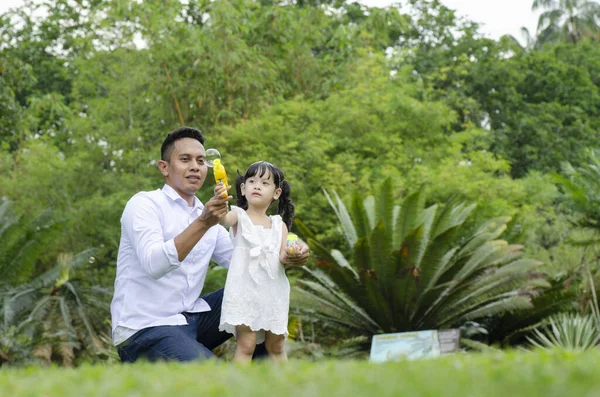 Concepto Familia Feliz Padre Joven Pasar Tiempo Con Hija Parque —  Fotos de Stock