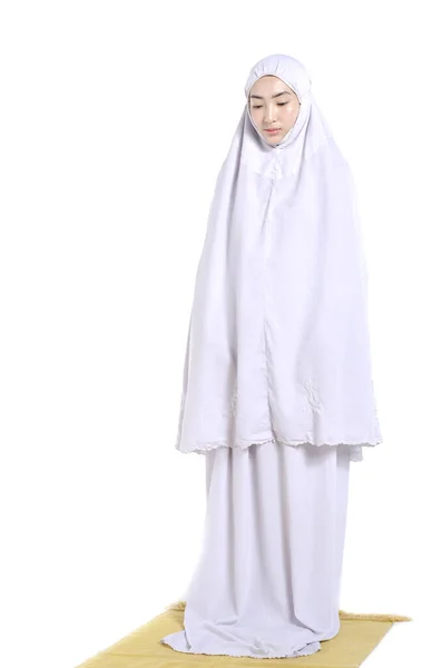 イード ムバラクとイスラム ラマダーンの魂の断食 ヒジャーブの祈りを持つ若い女性ムスリムのための概念 — ストック写真