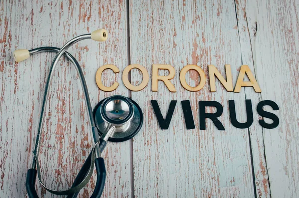 木製の背景にコロナウイルスの単語 — ストック写真