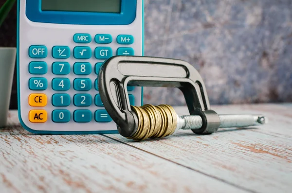 Finanzkrisenkonzept Taschenrechner Und Stapeln Von Münzen Einer Klammer Auf Holztisch — Stockfoto