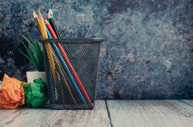 Okula ve ofislere geri dönüş, sabit konsept, koyu arkaplan üzerine metal bir kutuda renkli kalem işaretleri yığını