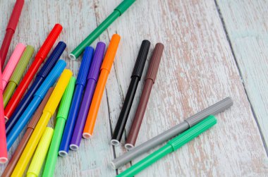 Okula ve ofislere geri dönmek sabit konsept, ahşap masadaki renkli kalemler yığını