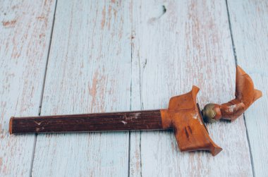 Keris adı verilen geleneksel hançer, Malezya 'daki Malezya Etnik Kültür Tarihi' nde eşsiz bir simgedir.