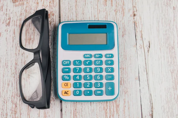 Weißer Taschenrechner Und Augenglas Auf Hölzernem Schreibtisch Für Geschäft Und — Stockfoto