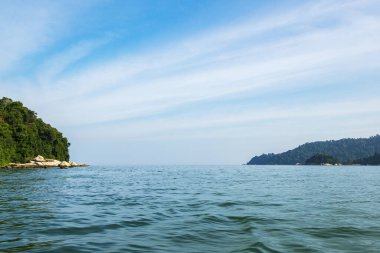 Turistler, Perak Eyaleti, Malezya 'daki Pangkor Adası' nı çevreleyen doğanın güzelliğinin tadını çıkarıyorlar.