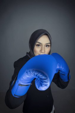 İş görüşmesi konsepti, mutlu yüzlü, takım elbiseli, boks eldivenli genç bir iş kadını.. 